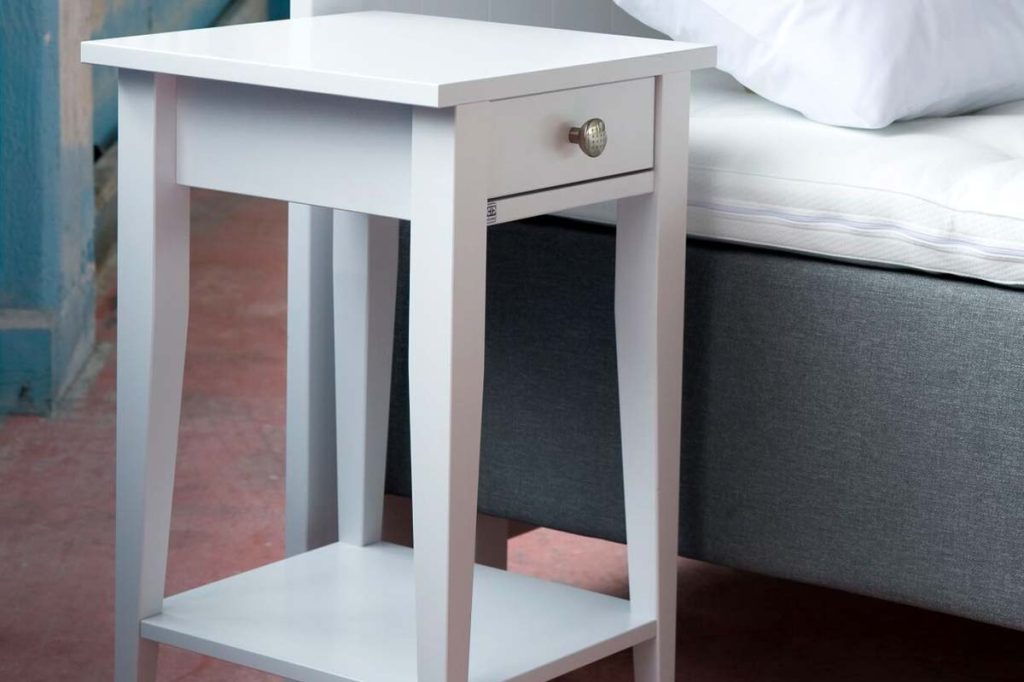Sängbord i vitlack med låda