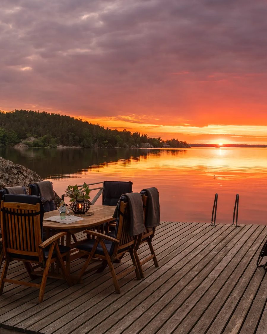 Solnedgång över sjön, sedd från en brygga